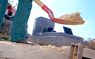 Jest oskarżony o próbę okradania grobów i znieważenie zwłok. Były grabarz stanął przed sądem Jest oskarżony o próbę okradania grobów i znieważenie zwłok. Były grabarz stanął przed sądem